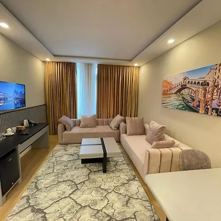 Royal East מלון 4*